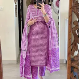 SRF JAIPUR Women Leheriya Printed Regular Pure Cotton Kurta with Trousers & With Dupatta image 3