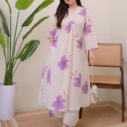 Heavenly Attire Women Floral Printed Regular Kurta with Trousers-image-4