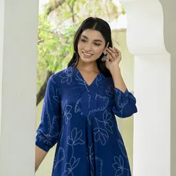 DIVASTRI Bandhani Printed Pleated V-Neck Anarkali Kurta With Trousers image 2