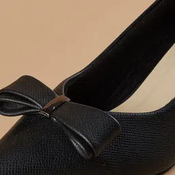 Ginger by Lifestyle Women Textured Kitten Heels Pumps with Bows image 3