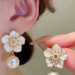 AKISON JEWELS Alloy Pearls Studs Earrings image 3