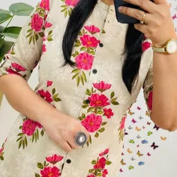 deeda Women Floral Print Cotton Blend A-line Kurta image 2