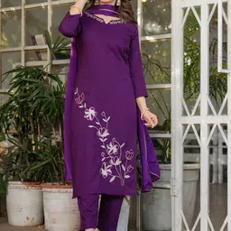 CANIZZARO Floral Embroidered Notch Neck Thread Work Straight Kurta With Trousers & Dupatta image 4