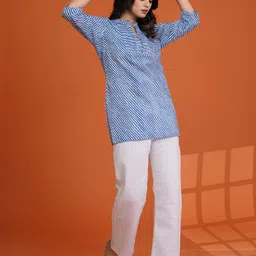 VIBE VISION Leheriya Printed Mandarin Collar Short Kurta image 4