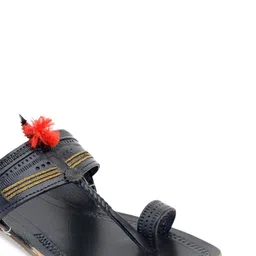 House of Pataudi Women Textured Leather One Toe Kolhapuri Flats image 2