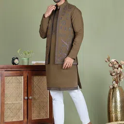 Jompers Men Floral Embroidered Mandarin Collar Kurta with Pyjamas With Nehru jacket image 5