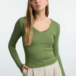 Trendyol Women V-Neck Fitted Top-picture-23