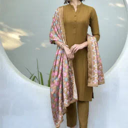 SHREE LAXMINARAYAN EXPORT Mandarin Collar Panelled Straight Kurta With Trouser & Dupatta-picture-24