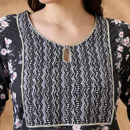 Globus Floral Printed Key-Hole Neck Gotta Patti Straight Kurta with Trousers image 4