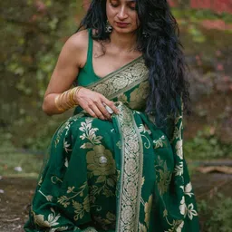 CaniBani Floral Zari Silk Blend Handloom Banarasi Saree image 5