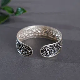 JAYPORE Silver Textured Bangle image 4