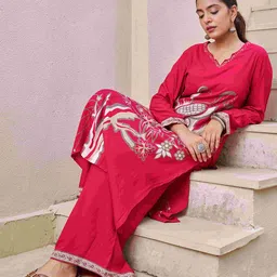 DIVASTRI Women Floral Printed Regular Beads and Stones Kurta with Palazzos image 4