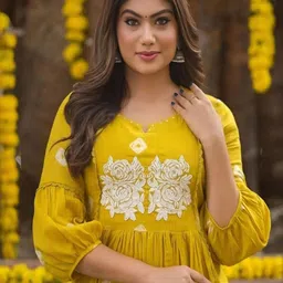 ROPADEMODA Women Floral Embroidered Kurta with Trousers image 3