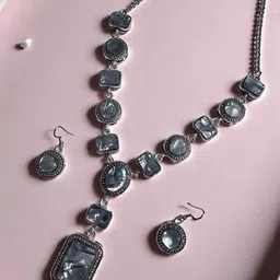 Sangria Silver-Plated Stone-Studded Jewellery Set image 2