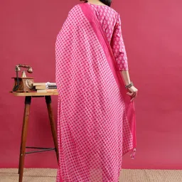 Polyglot Floral Printed Round Neck Straight Kurta With Trousers And Dupatta image 5