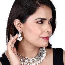 Divisha Gold-Plated Kundan-Studded & Beaded Jewellery Set image 5