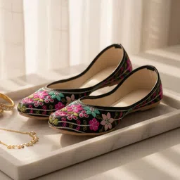 SZN Women Mojaris Flats image 2