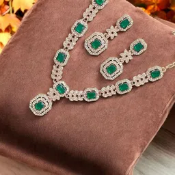 Women Click Stones Studded Jewellery Set image 4