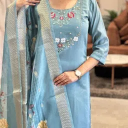 navlik NavlikFloral Embroidered Beads And Stones Straight Kurta With Trousers And Dupatta image 4