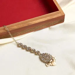 QUEENS NECK Gold-Plated Kundan Studded & Pearls Beaded Jewellery Set image 4