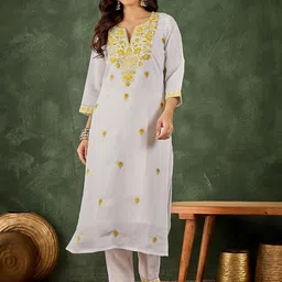 VredeVogel Women Floral Embroidered Kurta with Trousers-picture-6