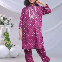 misbis Girls Leheriya Printed Regular Sequinned Pure Cotton Kurta with Pyjamas-image-15