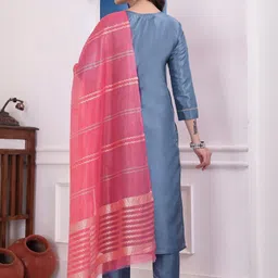 AVNISA ENTERPRISE Floral Yoke Design Thread Work Straight Kurta With Trousers & Dupatta image 3