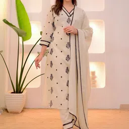 Shriyangan Ethnic Motifs Embroidered Thread Work Kurta With Trousers & Dupatta image 3