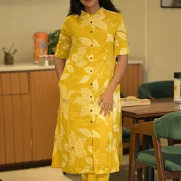 Aaghnya Women Floral Printed Regular Kurta with Trousers image 5