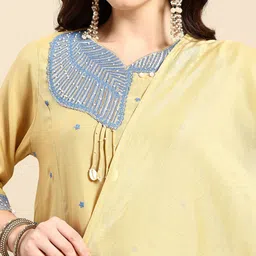 Sia Ab Pehnegi Duniya Floral Embroidered Kurta with Trousers & Dupatta image 5