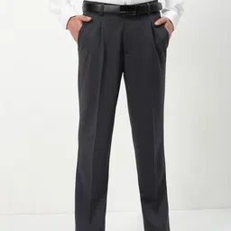 SHOWOFFFF Men Comfort Low-Rise Pleated Trousers image 2