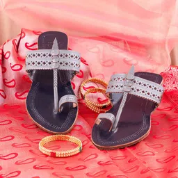 House of Pataudi Women Textured Leather Kolhapuri Flats-picture-11