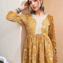 Shae by SASSAFRAS Floral Printed V-Neck Gotta Patti Pure Cotton Gotta Patti Pleated Kurti-picture-40