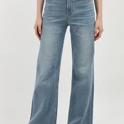 Calvin Klein Jeans Women Loose Flared Mid-Rise Light Fade Jeans-image-34
