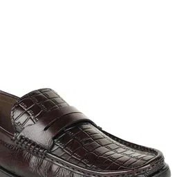 BRITMEN Men Textured Leather Loafers image 5
