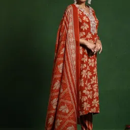 NAVYAAZRI Women Floral Printed Regular Thread Work Kurta with Trousers & With Dupatta image 5