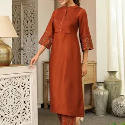 DIVASTRI Floral Embroidered Mandarin Collar Straight Kurta With Palazzo image 2