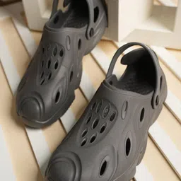 The Roadster Lifestyle Co Men Self Design Rubber Clogs-image-75