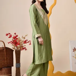 Myshka Women Regular Patchwork Kurta with Trousers image 5