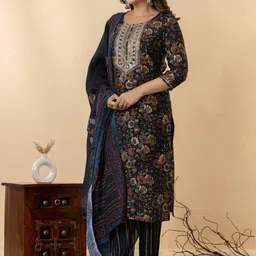 NAVYAAZRI Women Floral Printed Kurta with Trousers & With Dupatta image 2