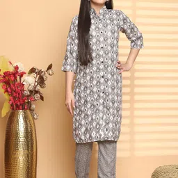 A TO Z CART Girls Floral Printed Mandarin Collar Kurta With Trousers-picture-31