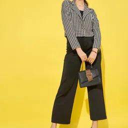 QIOA Houndstooth Printed Short Blazer Shrug image 4