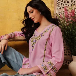 QAZMI Embroidered V-Neck Kurti image 4