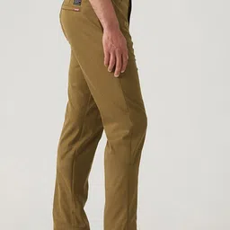 Levis Men Classic Tapered Fit Mid-Rise Chinos image 4