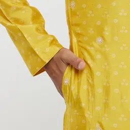 Twamev Men Embroidered Regular Mirror Work Kurta with Churidar image 5