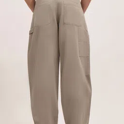 Espanshe Men Relaxed Straight Leg Trousers image 5