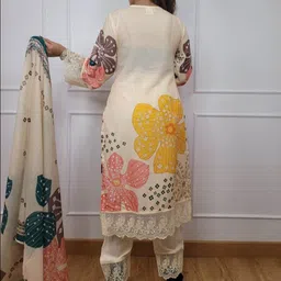 Shop Begum Women Floral Printed Regular Pure Cotton Kurta with Trousers & With Dupatta image 4