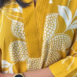 Previah Women Floral Printed Regular Kurta with Trousers image 2