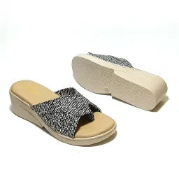 case buffalo Women’s Black 2.5 Inch Wedge Heel Slip-On Fashion Sandals image 4