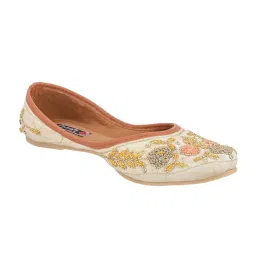 Women Punjabi Embroidery Jutti with Beautiful Design image 2